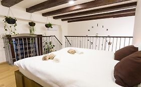 Sweet Getaway Apartment - Central & Parking